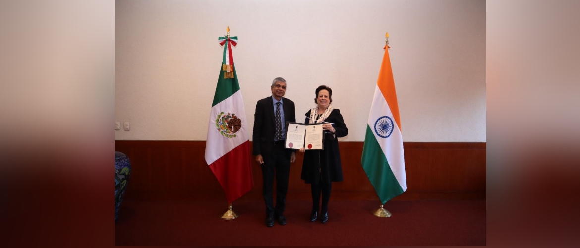  Ambassador Pankaj Sharma presented a copy of credentials as Ambassador of India to Mexico to the Director General of Protocol, Ms. Martha Susana Iruegas today. DG Protocol wished him a successful and fruitful tenure in Mexico.